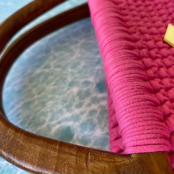 Handwoven Purse with wooden handles - Picture 4 of 4